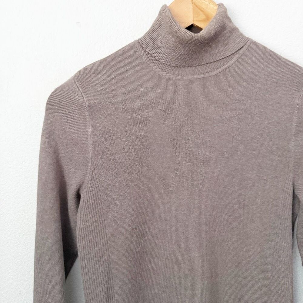 CHICO'S | Brown Taupe Lightweight Turtleneck Sweater Ribbed | Size 1 (8, Medium) - Picture 5 of 5